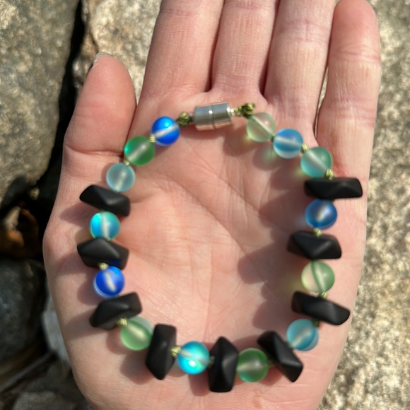 Blue and green bubbles magnetic bracelet - Picture 4 of 5
